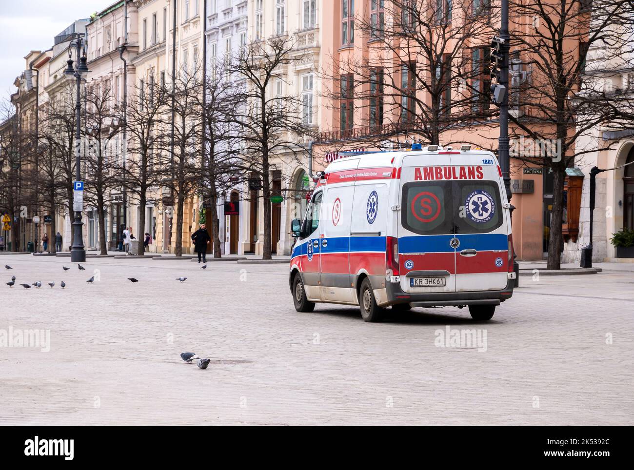 Cracovia, Polonia, ambulanza polacca, veicolo di servizio di emergenza sulla strada, indietro. Trasporto di emergenza, ambulanze, trasporti di sicurezza pubblica Foto Stock