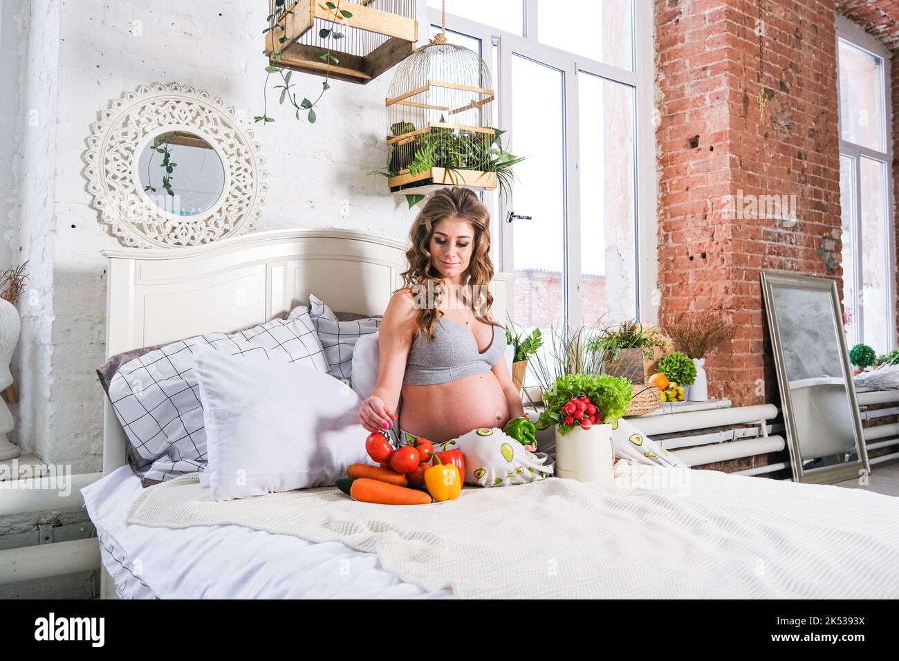 alimentazione sana e gravidanza. pancia della donna incinta e insalata di verdure Foto Stock