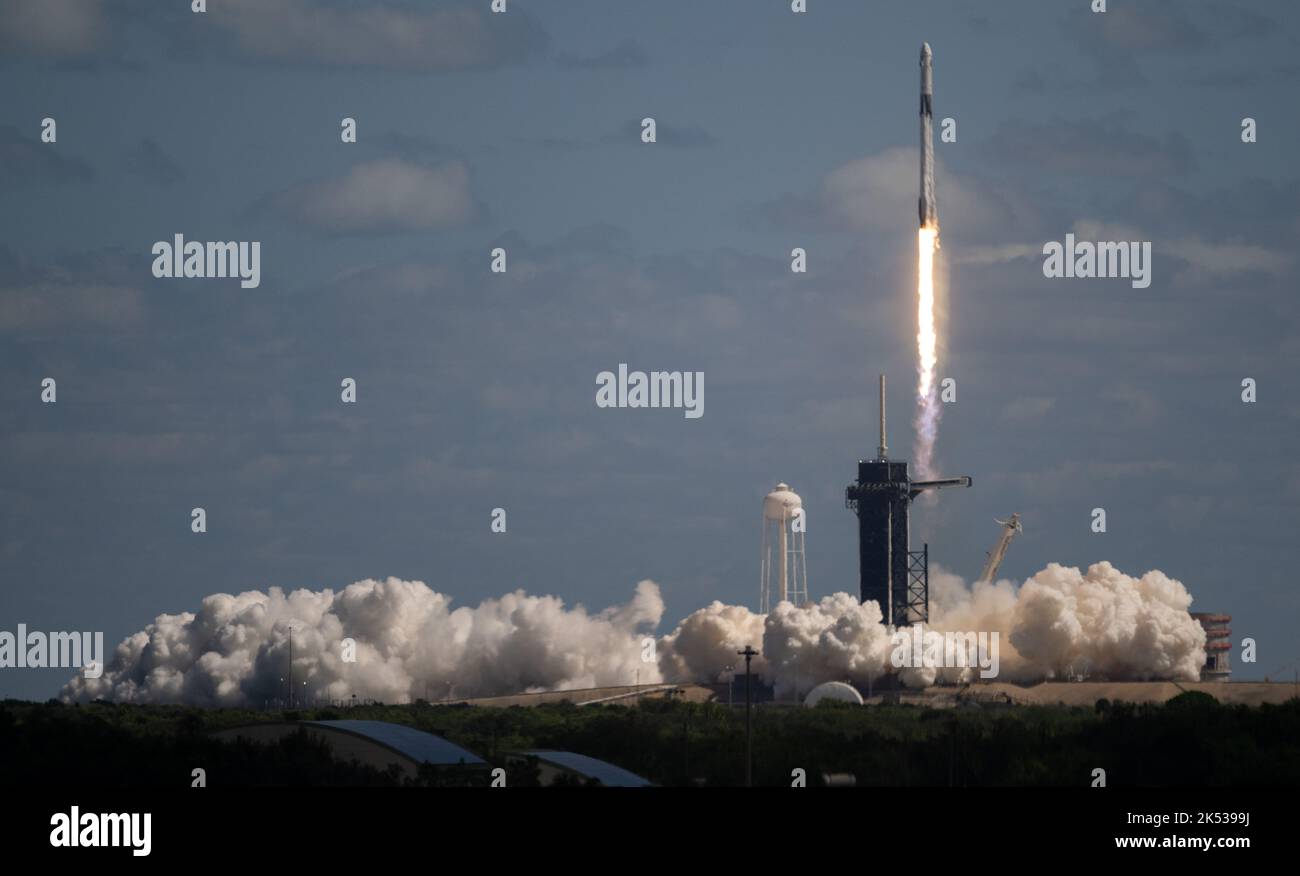 Un razzo SpaceX Falcon 9 che trasporta la navicella spaziale Crew Dragon della società viene lanciato sulla missione SpaceX Crew-5 della NASA verso la Stazione spaziale Internazionale con gli astronauti Nicole Mann della NASA e Josh Cassada, l'astronauta Koichi Wakata della Japan Aerospace Exploration Agency (JAXA), E Roscosmonaut Anna Kikina a bordo, mercoledì 5 ottobre 2022, al Kennedy Space Center della NASA in Florida. La missione SpaceX Crew-5 della NASA è la quinta missione di rotazione dell'equipaggio della navicella spaziale SpaceX Crew Dragon e del razzo Falcon 9 verso l'International Space Station come parte del Commercial Crew Program dell'agenzia. Mann, Cassada, Foto Stock