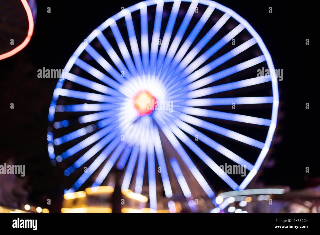 profilo sfocato del parco ruota illuminato Foto Stock