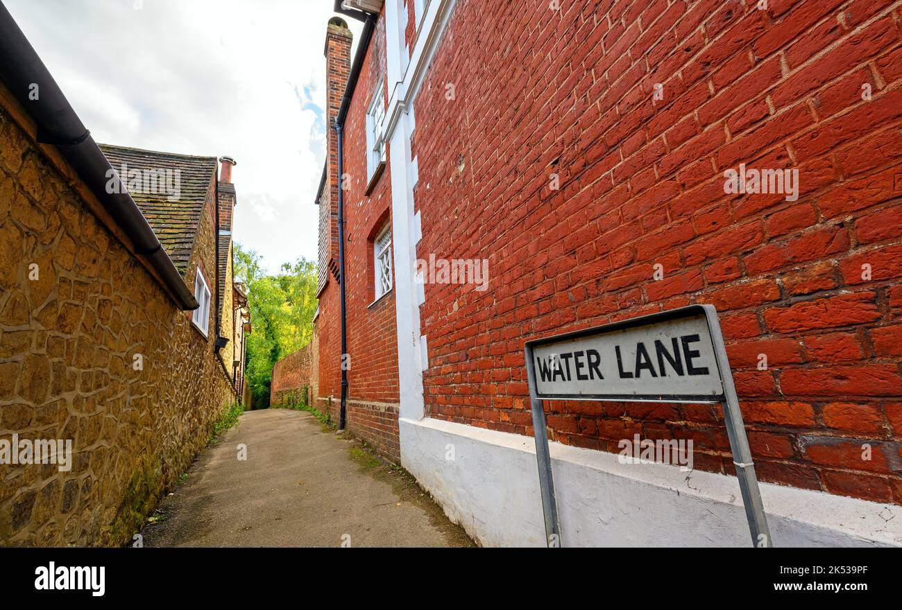 Water Lane a Westerham, Kent, Regno Unito. Water Lane è un piccolo sentiero tra vecchie case che porta dal verde a campi e il fiume Darent. Foto Stock