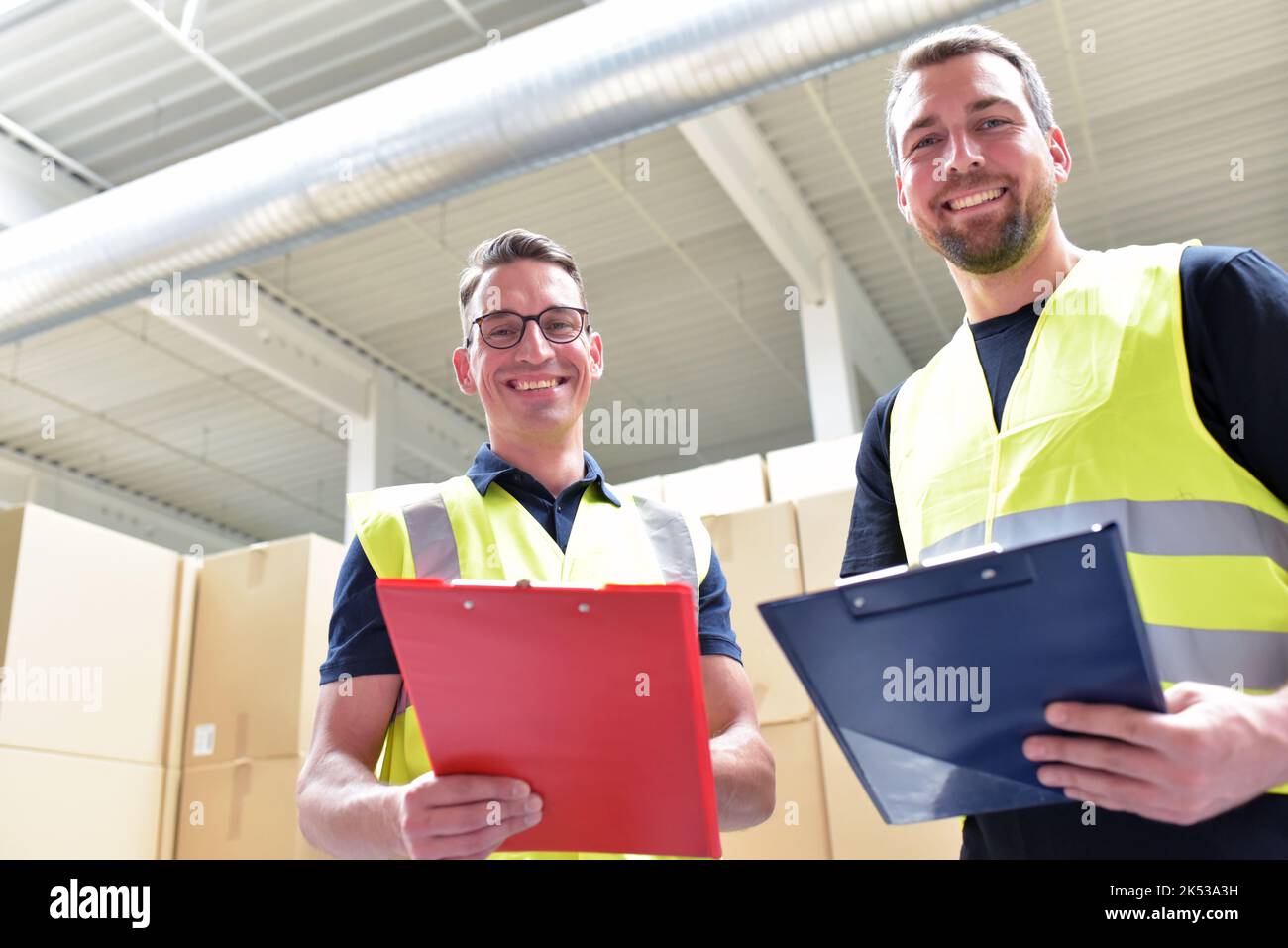 Lavoratore in magazzino nel settore logistico - trasporto ed elaborazione di ordini in commercio Foto Stock