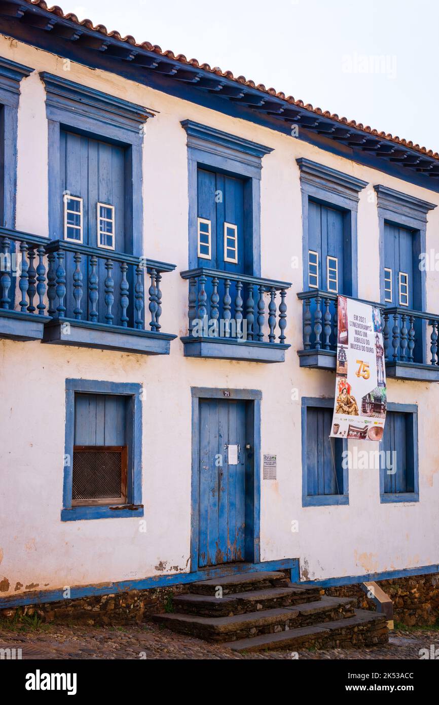 Edificio coloniale a due piani con finestre e porte blu a Sabará, Minas Gerais, Brasile. Foto Stock