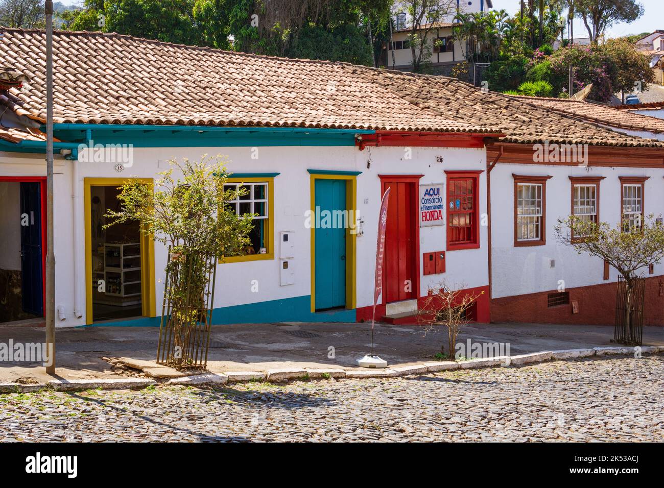 Edifici coloniali con porte in legno rosso e teal a Sabará, Minas Gerais, Brasile. Foto Stock