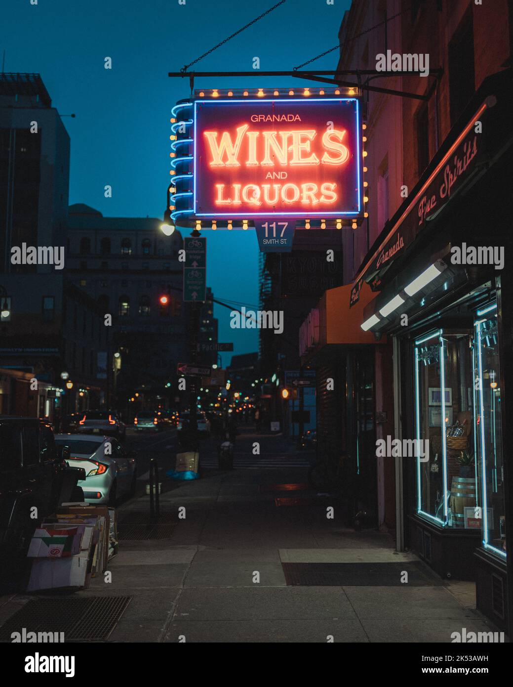 Granada Wines and Spirits vintage neon segno di notte a Cobble Hill, Brooklyn, New York Foto Stock