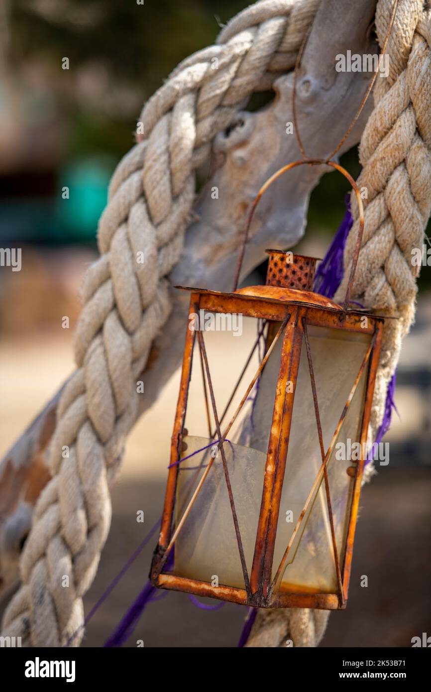vecchie navi nautiche arrugginite o marittime lampada e grande corda in fibra naturale, vecchia lanterna arrugginita, luce delle navi, lampada delle navi, tema marittimo, tema nautico. Foto Stock