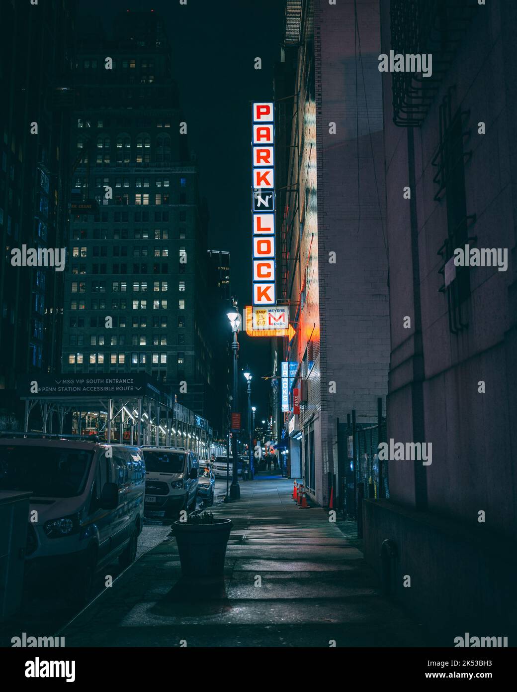 Park N Lock vintage neon segno di notte, Manhattan, New York Foto Stock