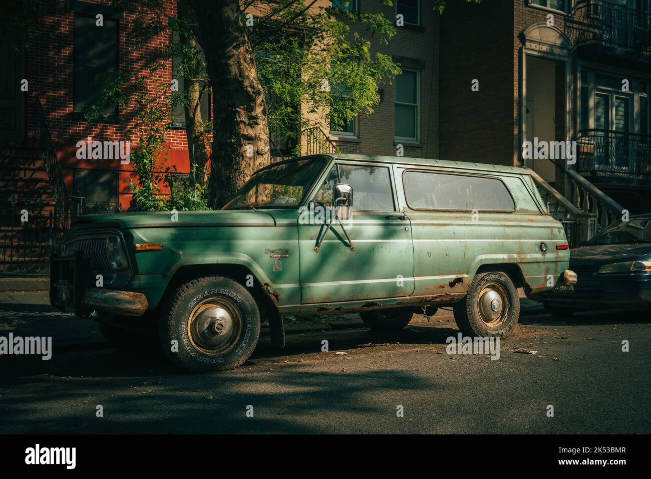 Un vecchio camion verde a Williamsburg, Brooklyn, New York Foto Stock