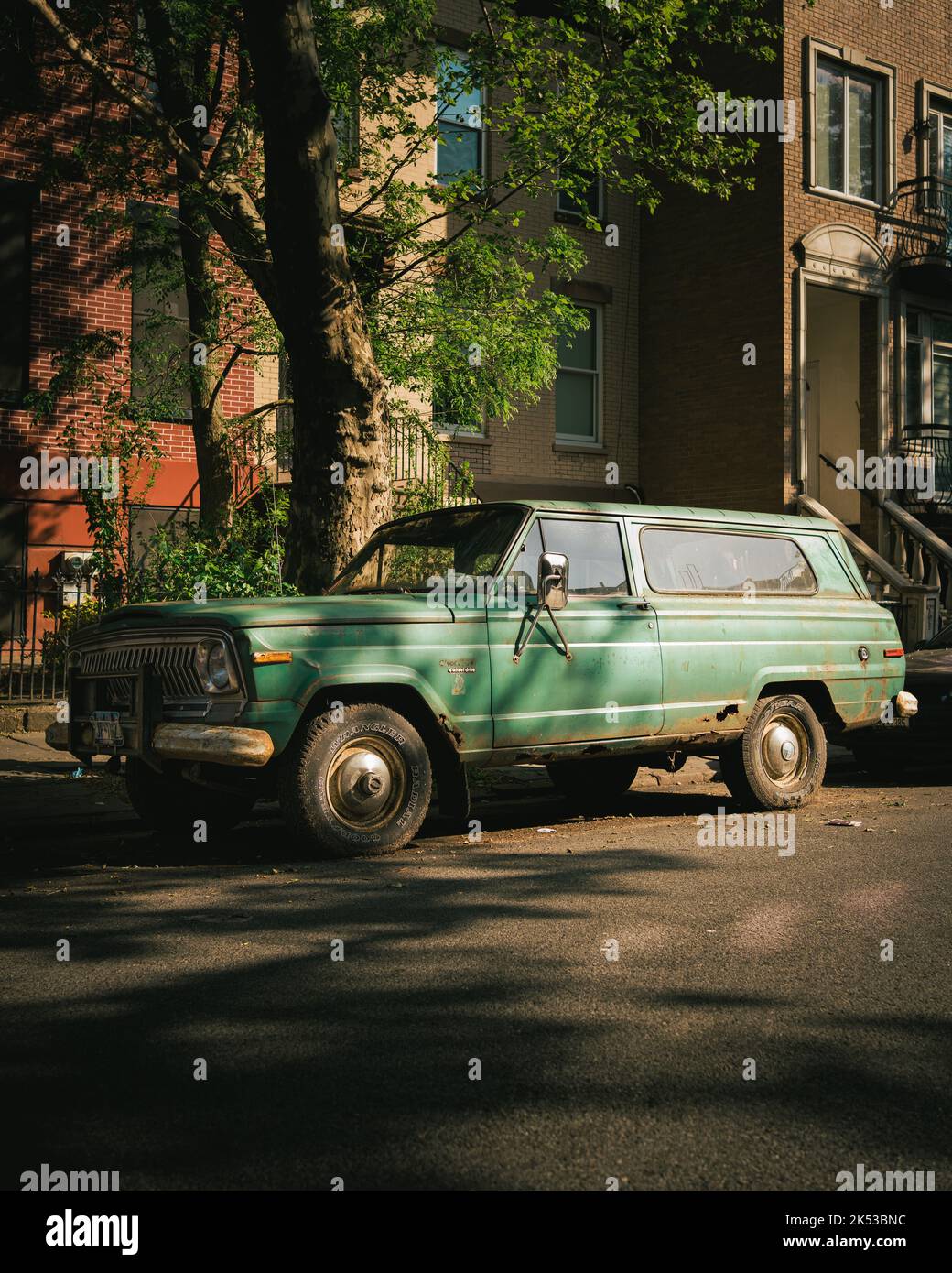 Un vecchio camion verde a Williamsburg, Brooklyn, New York Foto Stock