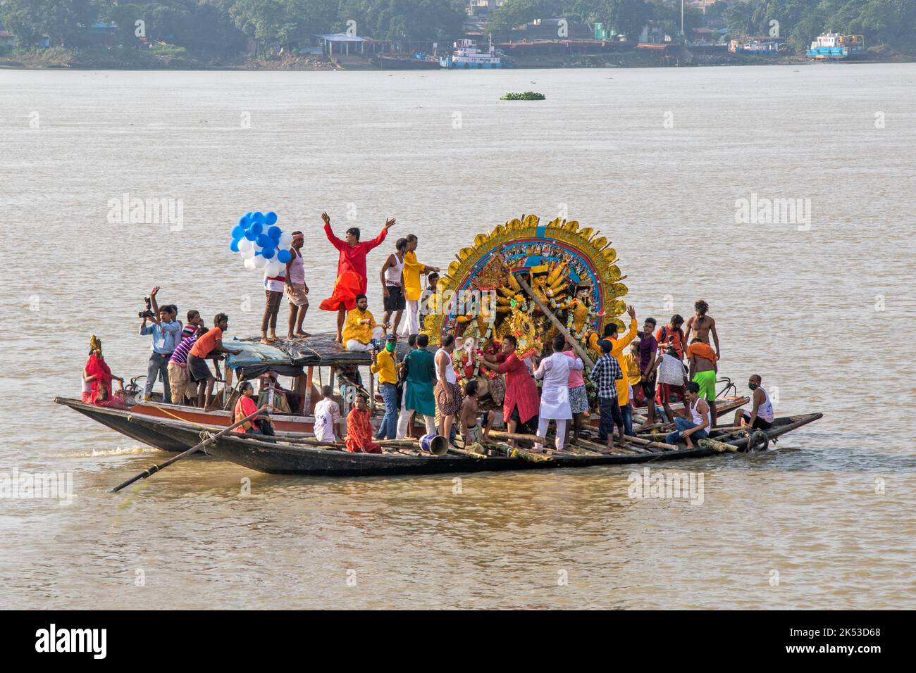 I preparativi per le immersioni dell'idolo Durga di Shobhabazar Rajbari a Kolkata sono in corso a Ganga Ghat. Foto Stock