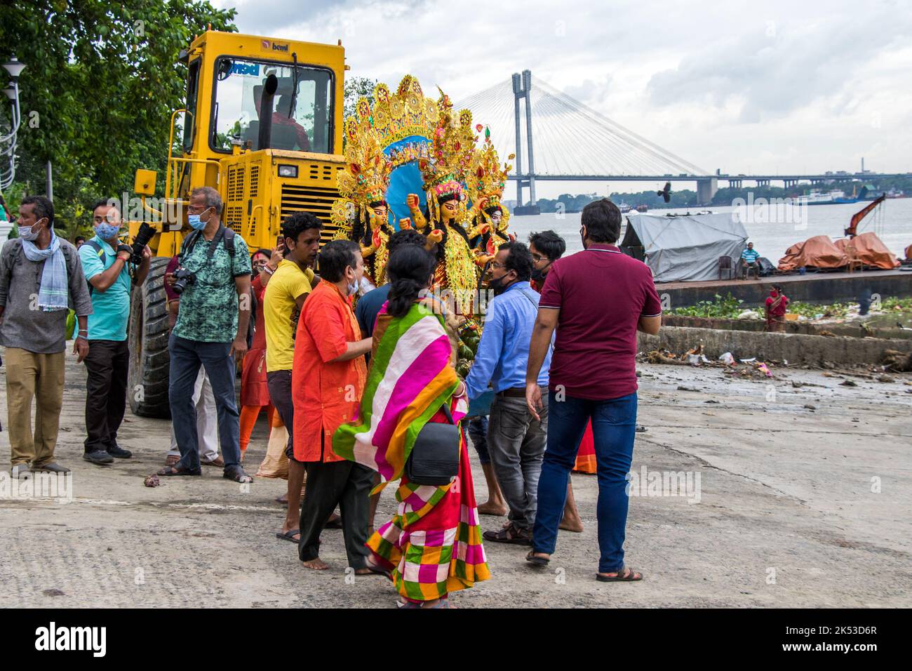 immagine di immersioni di durga idol a ganga ghat kolkata ovest bengala india Foto Stock