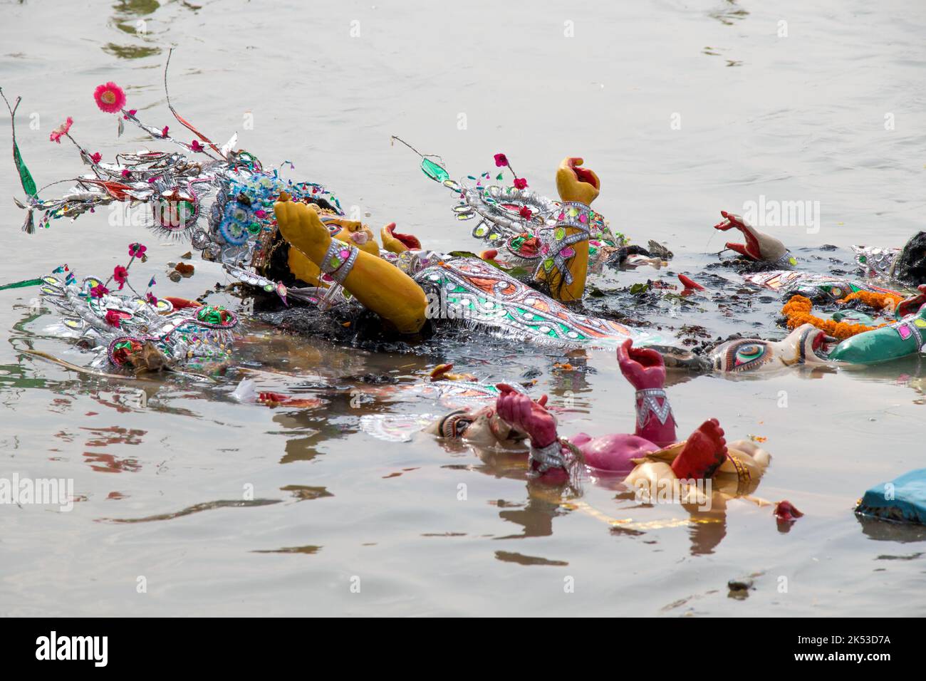 Idol della dea Durga è immerso nel fiume santo Ganges, alla fine del festival Durga Puja. L'evento si chiama Bisorjon in lingua bengalese. Foto Stock