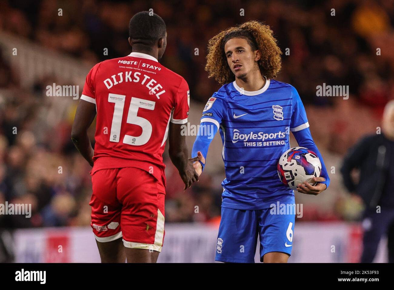 Middlesbrough, Regno Unito. 05th Ott 2022. Hannibal Mejbri #6 della città di Birmingham scuote Anfernee Dijksteel #15 della mano di Middlesbrough dopo averlo preso durante la partita del campionato Sky Bet Middlesbrough vs Birmingham City al Riverside Stadium, Middlesbrough, Regno Unito, 5th ottobre 2022 (Foto di Mark Cosgrove/News Images) a Middlesbrough, Regno Unito il 10/5/2022. (Foto di Mark Cosgrove/News Images/Sipa USA) Credit: Sipa USA/Alamy Live News Foto Stock