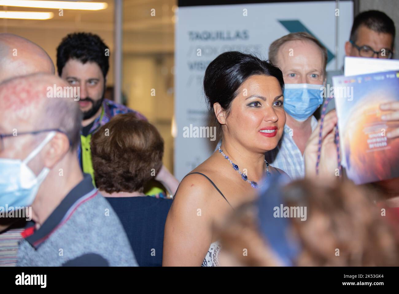 Un primo piano di Anna Netrebko nel corridoio con i tifosi dopo il suo concerto a Madrid, Spagna Foto Stock