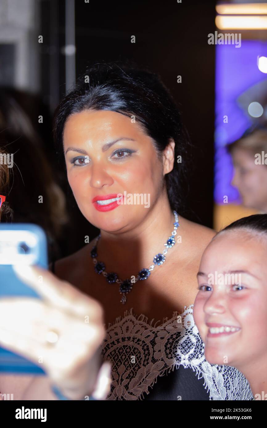 Un primo piano di Anna Netrebko nel corridoio con i tifosi dopo il suo concerto a Madrid, Spagna Foto Stock