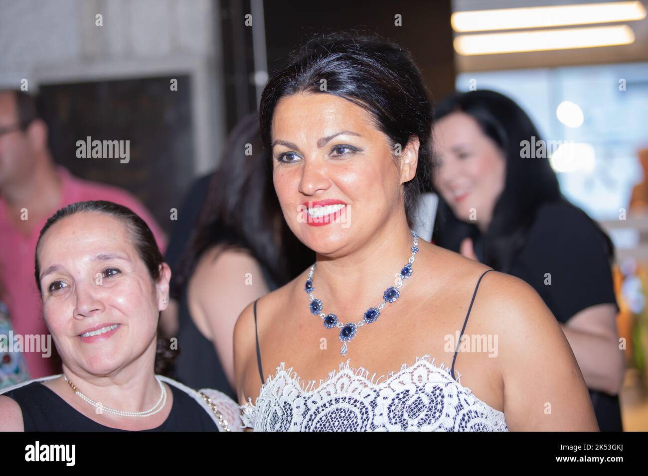 Un primo piano di Anna Netrebko nel corridoio con i tifosi dopo il suo concerto a Madrid, Spagna Foto Stock