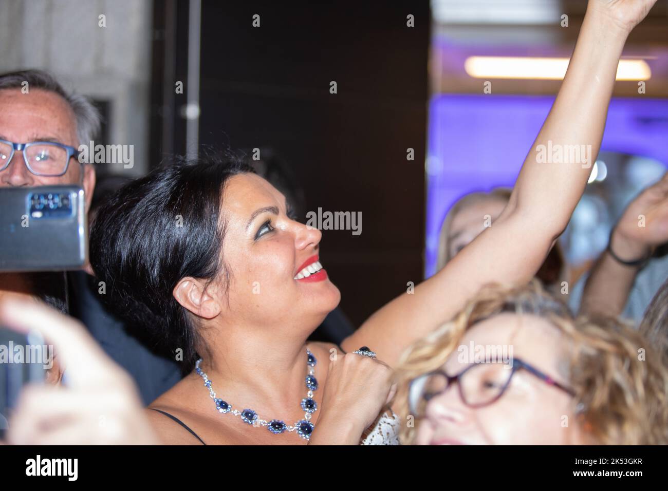 Un primo piano di Anna Netrebko nel corridoio con i tifosi dopo il suo concerto a Madrid, Spagna Foto Stock