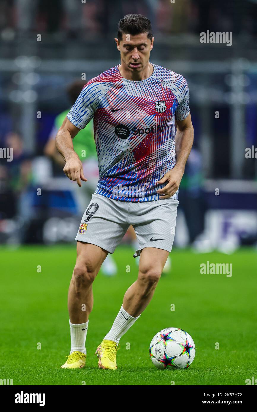 Milano, Italia. 04th Ott 2022. Robert Lewandowski del FC Barcelona si scalda durante la partita di calcio della UEFA Champions League 2022/23 Group Stage - Group C tra FC Internazionale e FC Barcelona allo stadio Giuseppe Meazza. (Punteggio finale ; Inter 1 - 0 Barcelona) (Foto di Fabrizio Carabelli/SOPA Images/Sipa USA) Credit: Sipa USA/Alamy Live News Foto Stock