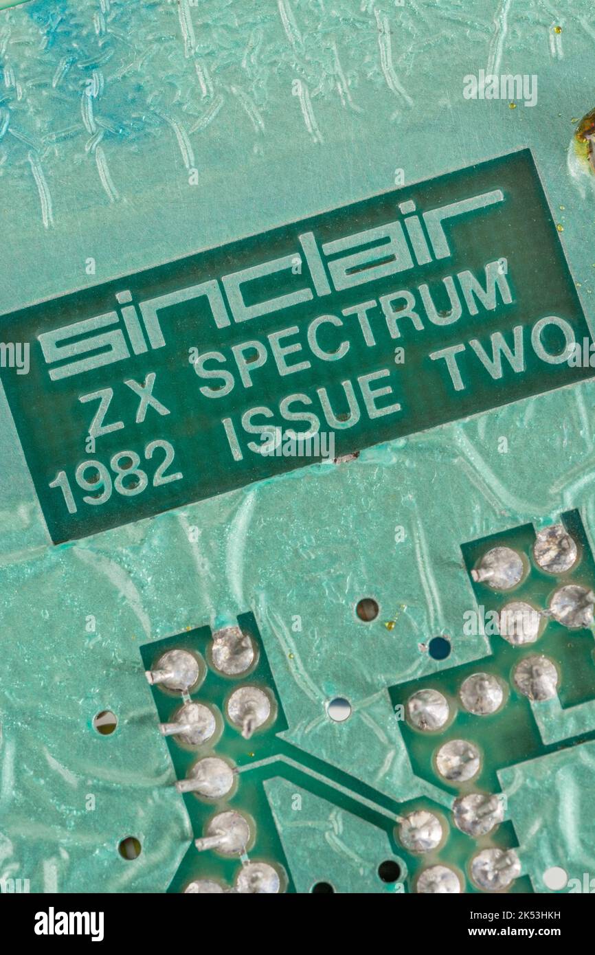 Scheda madre verde dello spettro 1982 Sinclair ZX [numero due 16k]. Per le prime elaborazioni. computer domestici, computer britannici, difetto di ripple di stagnatura PCB. Foto Stock