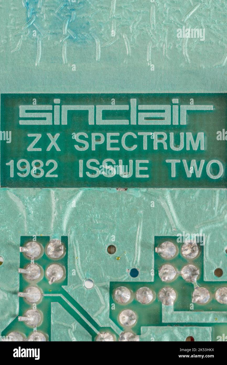 Scheda madre verde dello spettro 1982 Sinclair ZX [numero due 16k]. Per le prime elaborazioni. computer domestici, computer britannici, difetto di ripple di stagnatura PCB. Foto Stock
