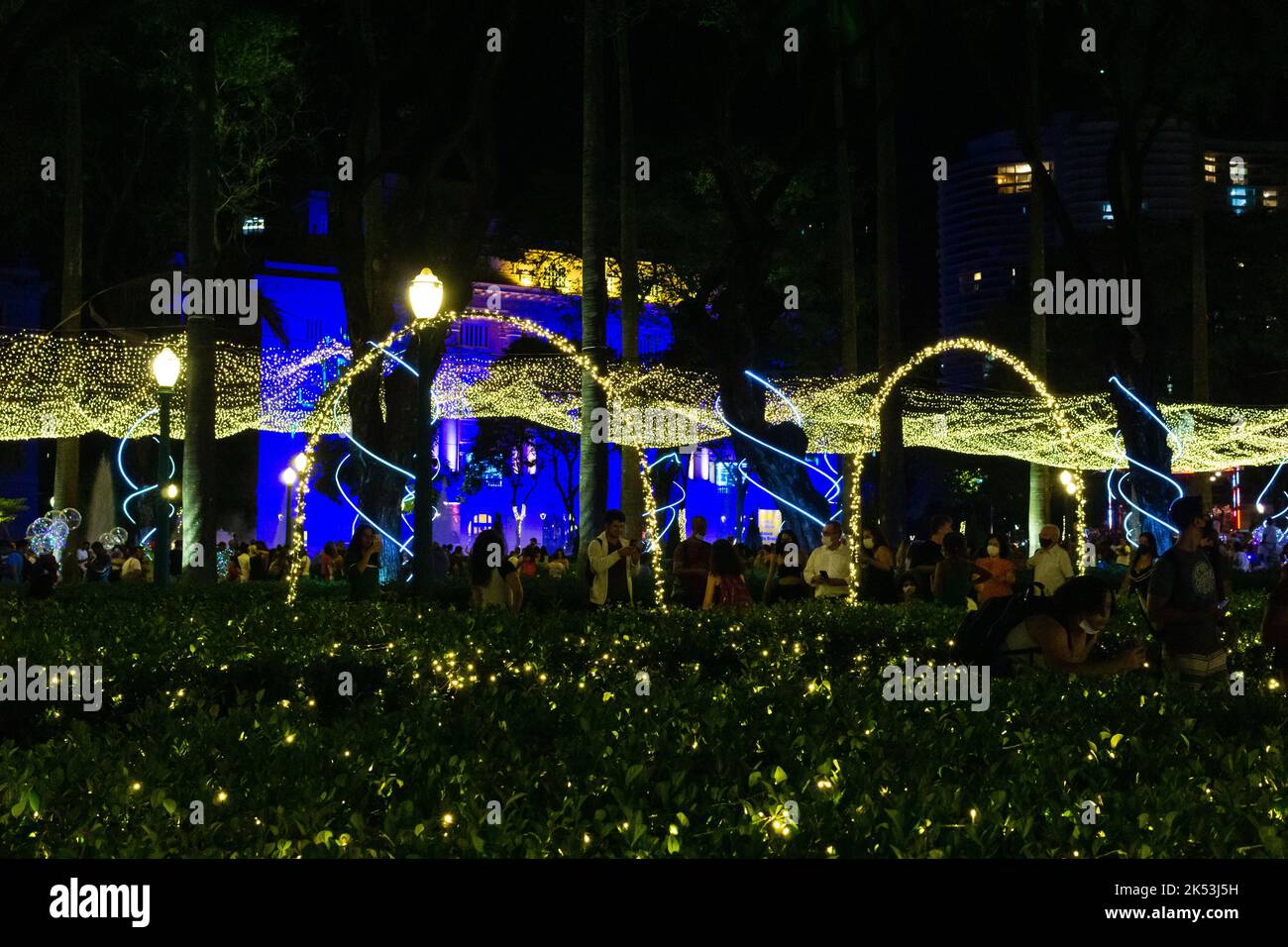 Natale a Praha da Liberdade con giardini illuminati ed edifici a Belo Horizonte, Minas Gerais, Brasile. Foto Stock