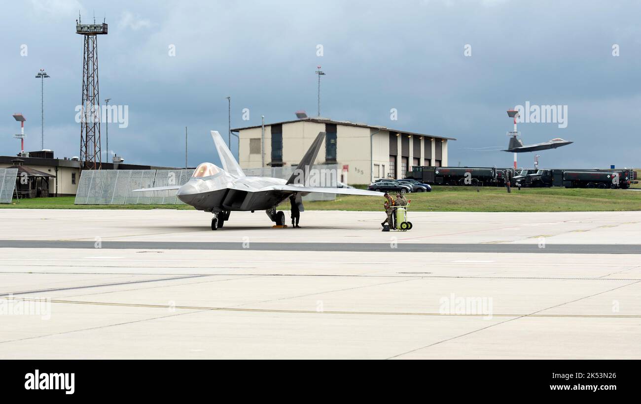 Due F-22 Raptors assegnati al 90th Expeditionary Fighter Squadron, Joint base Elmendorf-Richardson, Alaska, si fermano brevemente alla base aerea di Spangdahlem, Germania, il 27 settembre 2022. La presenza avanzata di 52nd Fighter Wing in Europa centrale, in particolare in Germania e nel distaccamento 1 in Polonia, è fondamentale per gli interessi strategici di sicurezza sia degli Stati Uniti che dell'Alleanza NATO. (STATI UNITI Foto Air Force di Tech. SGT. Anthony Plyler) Foto Stock