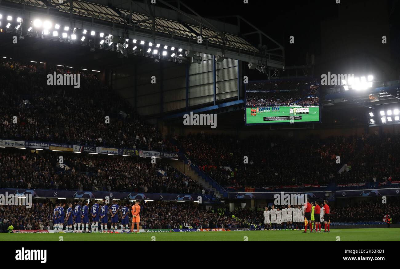 Londra, Inghilterra, 5th ottobre 2022. Giocatori, personale, funzionari e tifosi prendono parte a un momento di silenzio in memoria delle vittime dei tragici eventi dello stadio Kanjuruhan in Indonesia prima della partita della UEFA Champions League a Stamford Bridge, Londra. L'accreditamento dell'immagine dovrebbe leggere: Paul Terry / Sportimage Foto Stock