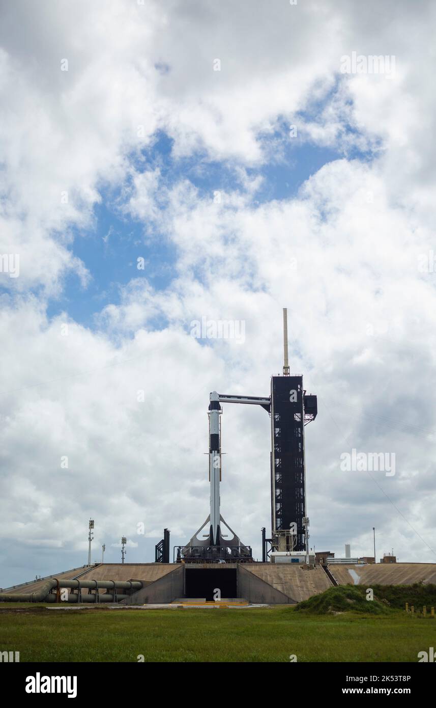 Il razzo Falcon 9 di SpaceX viene messo in scena per il lancio sul Launch Pad 39A presso il Kennedy Space Center della National Aeronautical and Space Administration a Cape Canveral, Florida, il 4 ottobre 2022. Falcon 9, comandato dal corpo dei Marine degli Stati Uniti col. Nicole Mann, trasporterà i membri dell'equipaggio 5 alla Stazione spaziale Internazionale per una missione di sei mesi nello spazio. (STATI UNITI Corpo marino foto di SSgt John Martinez) Foto Stock