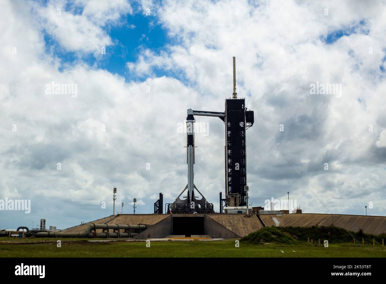 Il razzo Falcon 9 di SpaceX viene messo in scena per il lancio sul Launch Pad 39A presso il Kennedy Space Center della National Aeronautical and Space Administration a Cape Canveral, Florida, il 4 ottobre 2022. Falcon 9, comandato dal corpo dei Marine degli Stati Uniti col. Nicole Mann, trasporterà i membri dell'equipaggio 5 alla Stazione spaziale Internazionale per una missione di sei mesi nello spazio. (STATI UNITI Corpo marino foto di SSgt John Martinez) Foto Stock