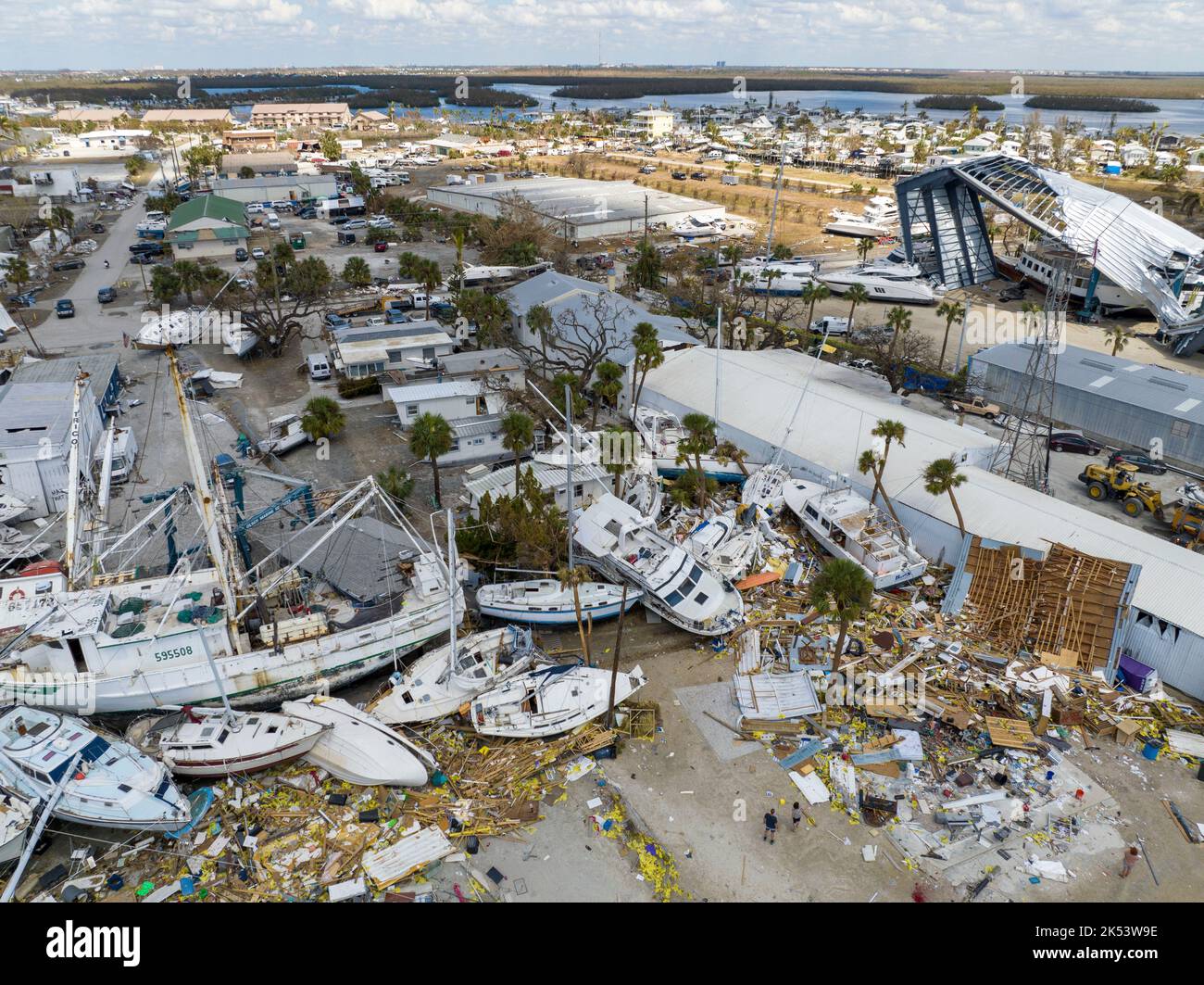 Fort Myers, Stati Uniti. 5th Ott 2022. Foto scattata il 4 ottobre 2022 mostra le conseguenze dell'uragano Ian a Fort Myers, Florida, Stati Uniti. Il bilancio delle vittime dell'uragano Ian negli Stati Uniti ha superato i 110, mentre centinaia di migliaia di clienti restano senza alimentazione. Almeno 110 persone, di cui 105 in Florida e cinque in North Carolina, sono morte a causa di Ian, secondo un conteggio da parte della CNN di mercoledì. Credit: Rolando L¨®pez/Xinhua/Alamy Live News Foto Stock