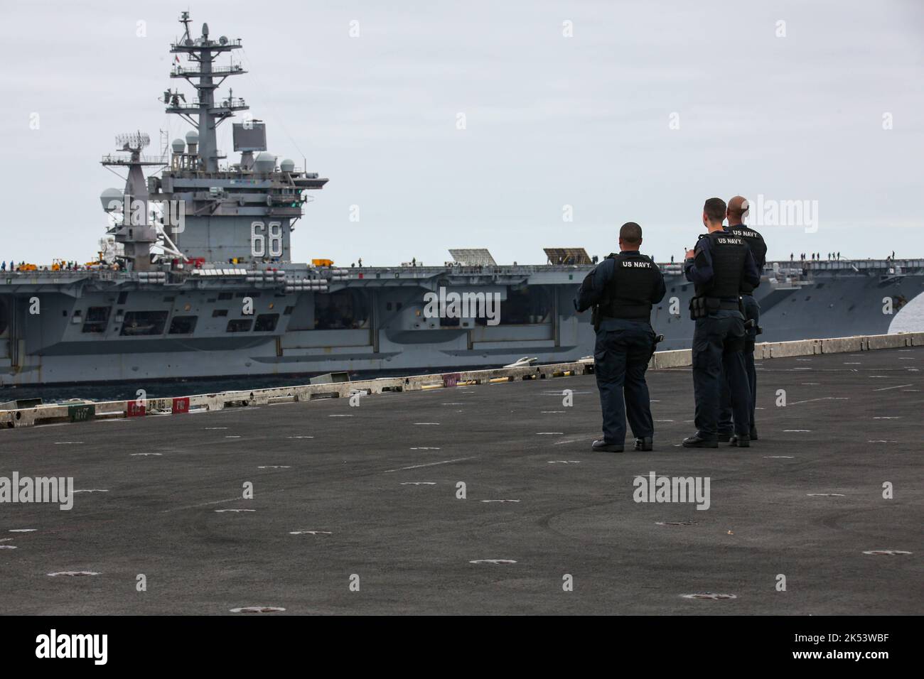 221002-N-VI910-1113 OCEANO PACIFICO (OTT 2, 2022) i marinai osservano la nave portaerei di classe Nimitz USS Nimitz (CVN 68) navigata dalla nave portaerei di classe Nimitz USS Abraham Lincoln (CVN 72). Abraham Lincoln sta conducendo le operazioni di routine nella flotta degli Stati Uniti 3rd. (STATI UNITI Foto Navy di Mass Communication Specialist 3rd Classe Javier Reyes) Foto Stock