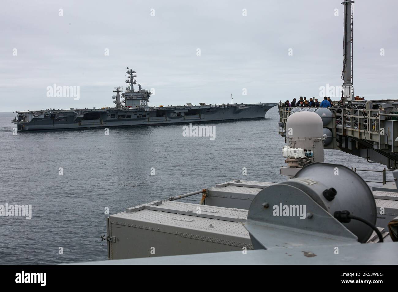 221002-N-VI910-1101 OCEANO PACIFICO (OTT 2, 2022) i marinai osservano la nave portaerei di classe Nimitz USS Nimitz (CVN 68) navigata dalla nave portaerei di classe Nimitz USS Abraham Lincoln (CVN 72). Abraham Lincoln sta conducendo le operazioni di routine nella flotta degli Stati Uniti 3rd. (STATI UNITI Foto Navy di Mass Communication Specialist 3rd Classe Javier Reyes) Foto Stock