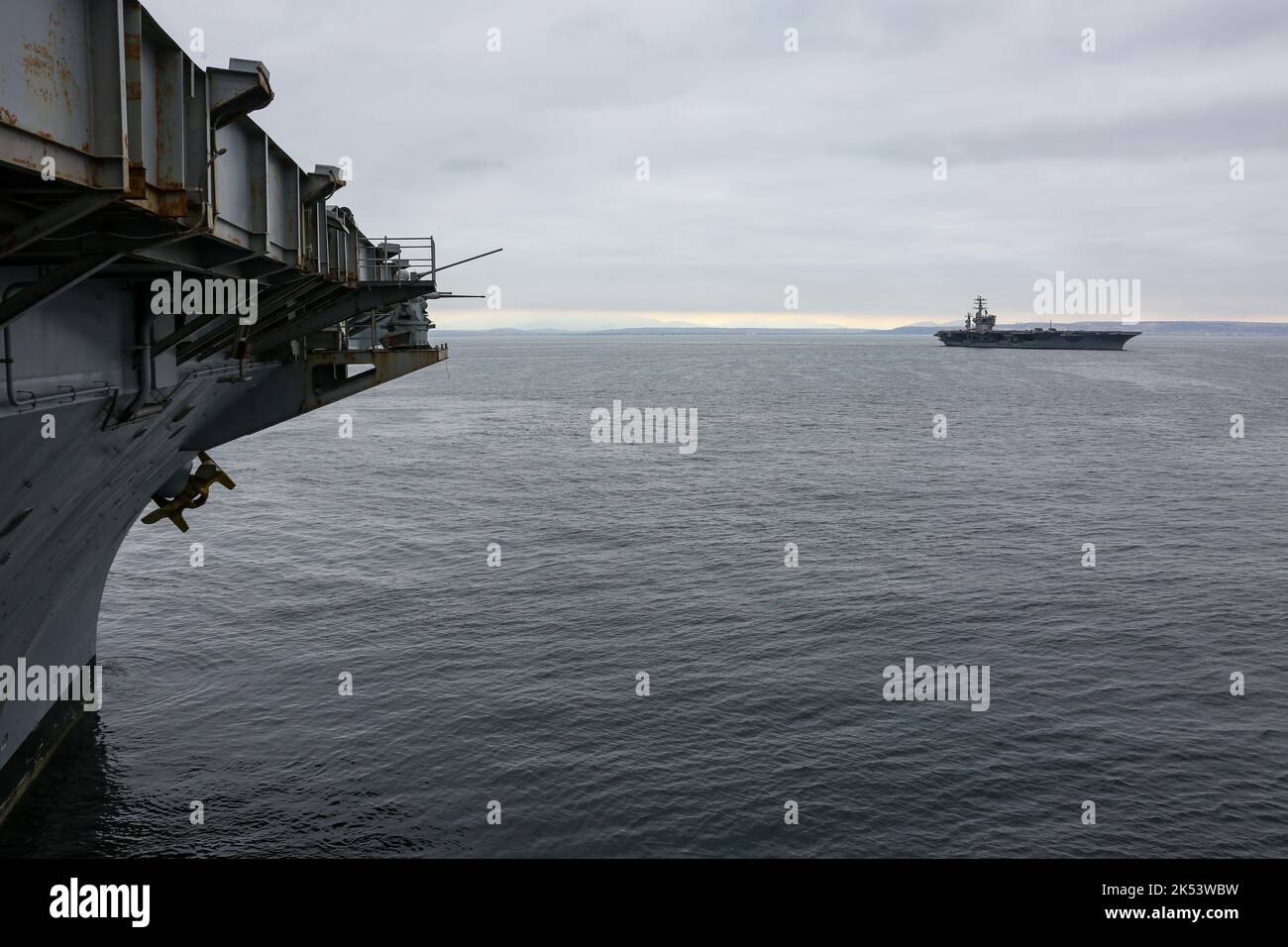 221002-N-VI910-1081 OCEANO PACIFICO (OTT 2, 2022) la portaerei di classe Nimitz USS Nimitz (CVN 68) velina dalla portaerei di classe Nimitz USS Abraham Lincoln (CVN 72). Abraham Lincoln sta conducendo le operazioni di routine nella flotta degli Stati Uniti 3rd. (STATI UNITI Foto Navy di Mass Communication Specialist 3rd Classe Javier Reyes) Foto Stock