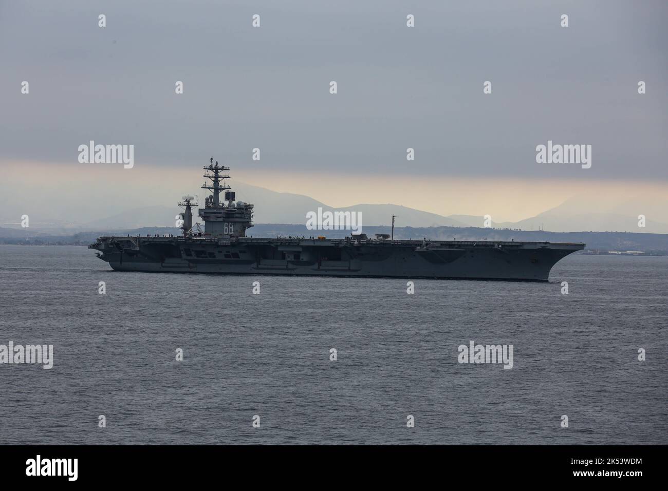 221002-N-VI910-1059 OCEANO PACIFICO (OTT 2, 2022) la portaerei di classe Nimitz USS Nimitz (CVN 68) velina dalla portaerei di classe Nimitz USS Abraham Lincoln (CVN 72). Abraham Lincoln sta conducendo le operazioni di routine nella flotta degli Stati Uniti 3rd. (STATI UNITI Foto Navy di Mass Communication Specialist 3rd Classe Javier Reyes) Foto Stock