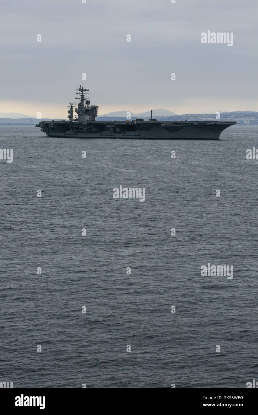 221002-N-VI910-1073 OCEANO PACIFICO (OTT 2, 2022) la portaerei di classe Nimitz USS Nimitz (CVN 68) velina dalla portaerei di classe Nimitz USS Abraham Lincoln (CVN 72). Abraham Lincoln sta conducendo le operazioni di routine nella flotta degli Stati Uniti 3rd. (STATI UNITI Foto Navy di Mass Communication Specialist 3rd Classe Javier Reyes) Foto Stock