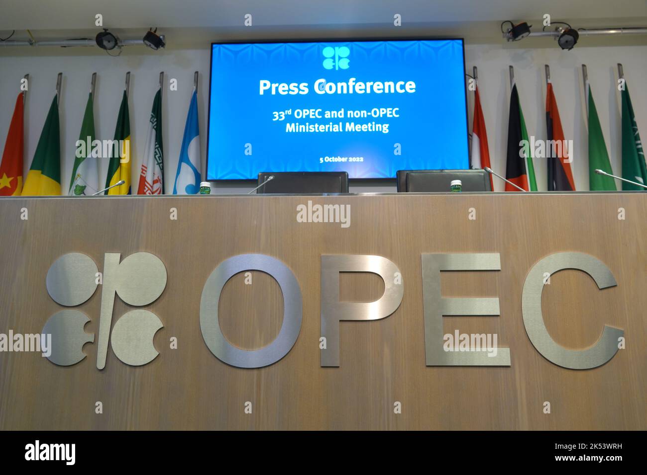 Vienna. 5th Ott 2022. La foto scattata il 5 ottobre 2022 mostra il centro stampa presso la sede dell'Organizzazione dei paesi esportatori di petrolio (OPEC) a Vienna, Austria. L'Organizzazione dei paesi esportatori di petrolio (OPEC) e i suoi alleati, un gruppo noto come OPEC , mercoledì ha annunciato un importante taglio della produzione di 2 milioni di barili al giorno (bpd) a partire da novembre per sostenere i prezzi del petrolio che sono recentemente crollato di fronte ai timori della recessione. Credit: Wang Zhou/Xinhua/Alamy Live News Foto Stock