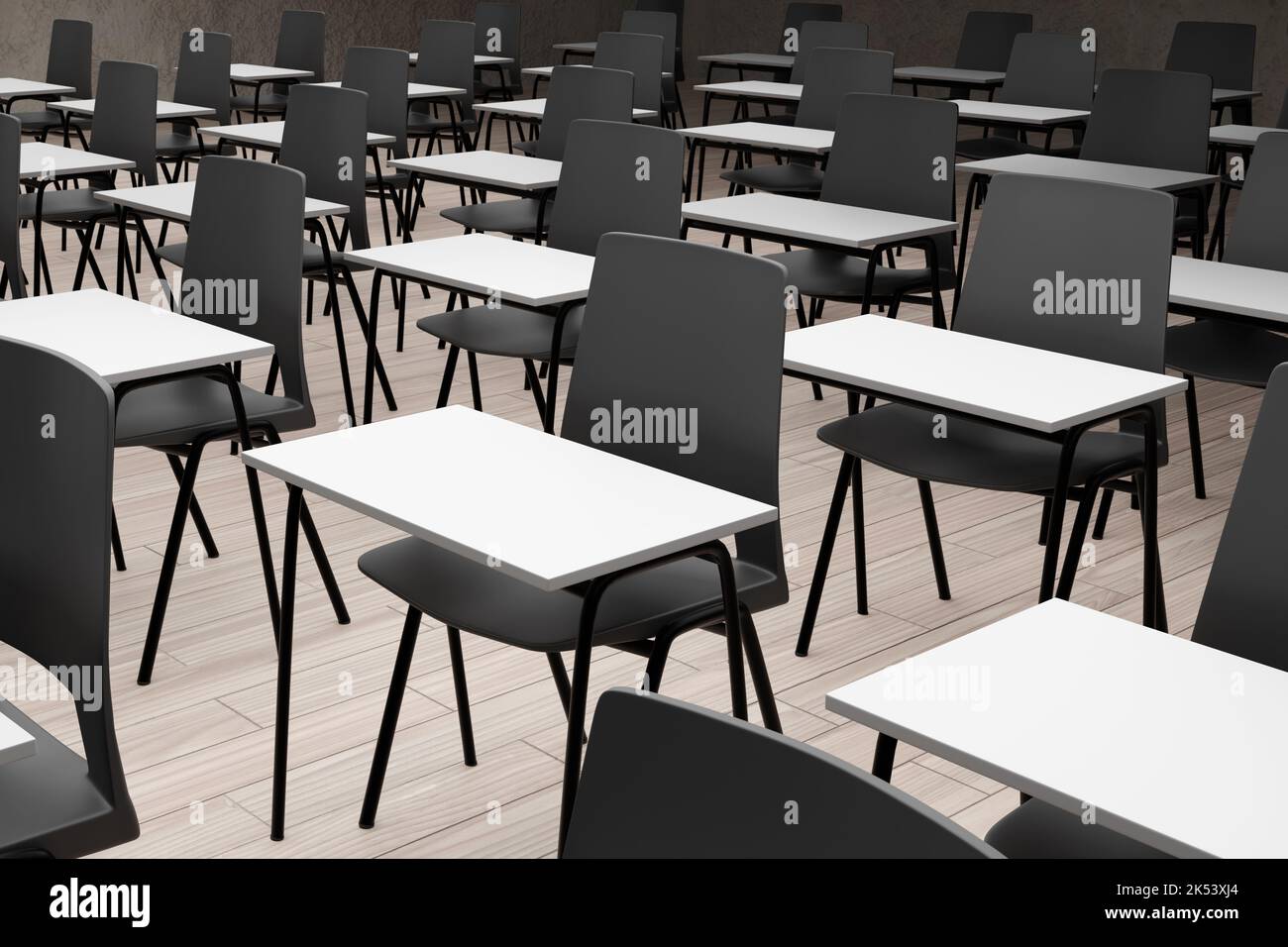 File di scrivanie e sedie in un'aula di formazione per adulti. Illustrazione del concetto di istruzione e formazione lungo tutto l'arco della vita Foto Stock