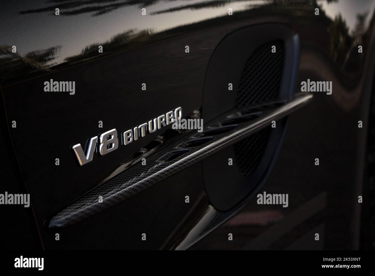 Il distintivo Biturbo V8 sul lato di Una Mercedes AMG GTR PRO 2021 nera con alette laterali intorno alla griglia laterale Foto Stock