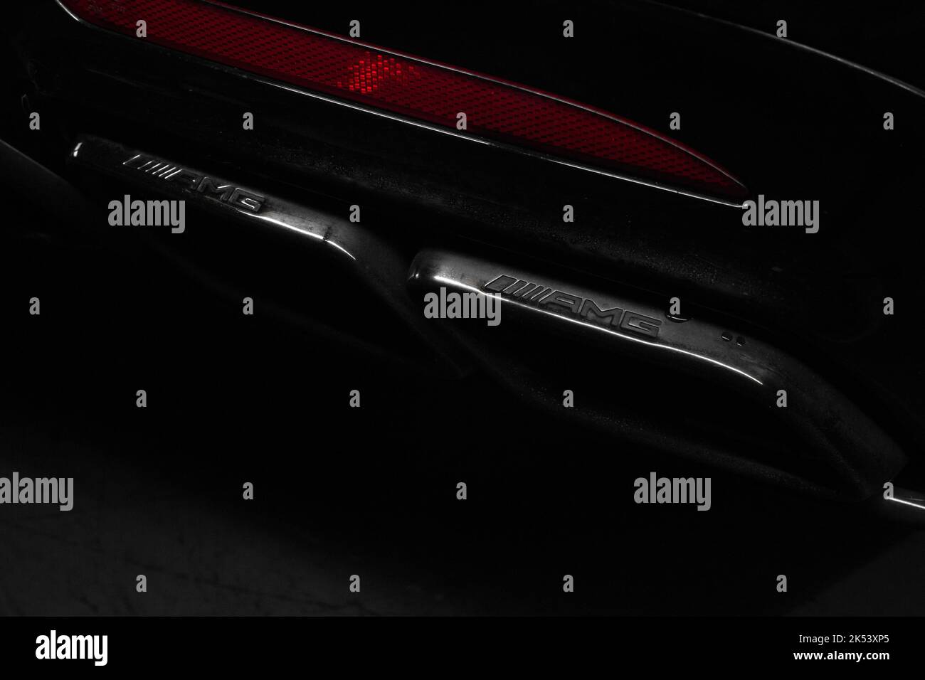 Le punte di scarico a marchio AMG Satin Black su Una berlina Mercedes Benz S63 AMG W222 nera 2020 Foto Stock
