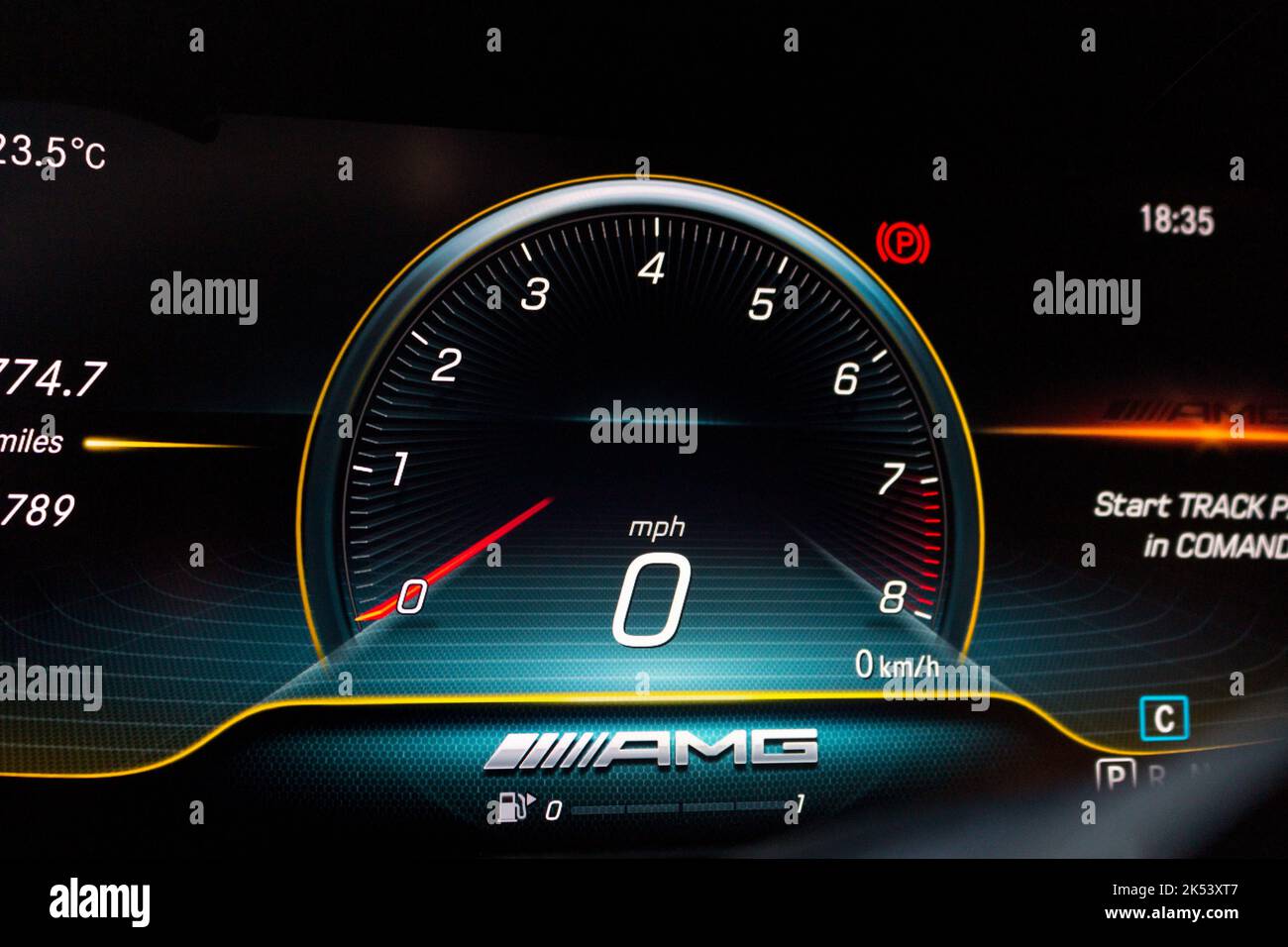 Una Mercedes Benz AMG GTR PRO 2021 con Dashboard digitale pacchetto AMG Track su GTR PRO Foto Stock