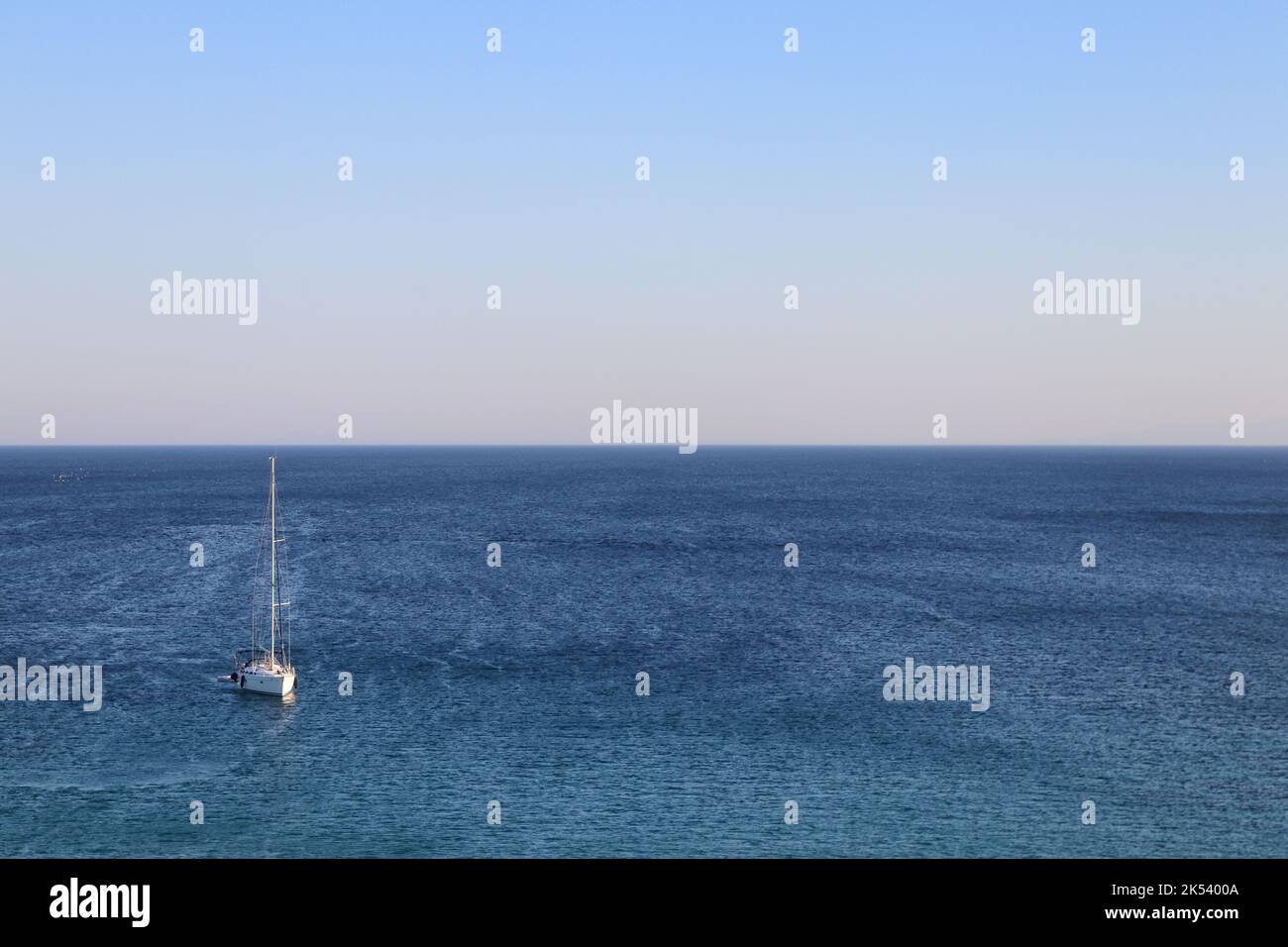 Barca a vela in mare aperto. Barca a vela. Yacht dall'alto. Barca a vela dall'alto. Yachting in una giornata di sole. Barca a vela. Foto Stock