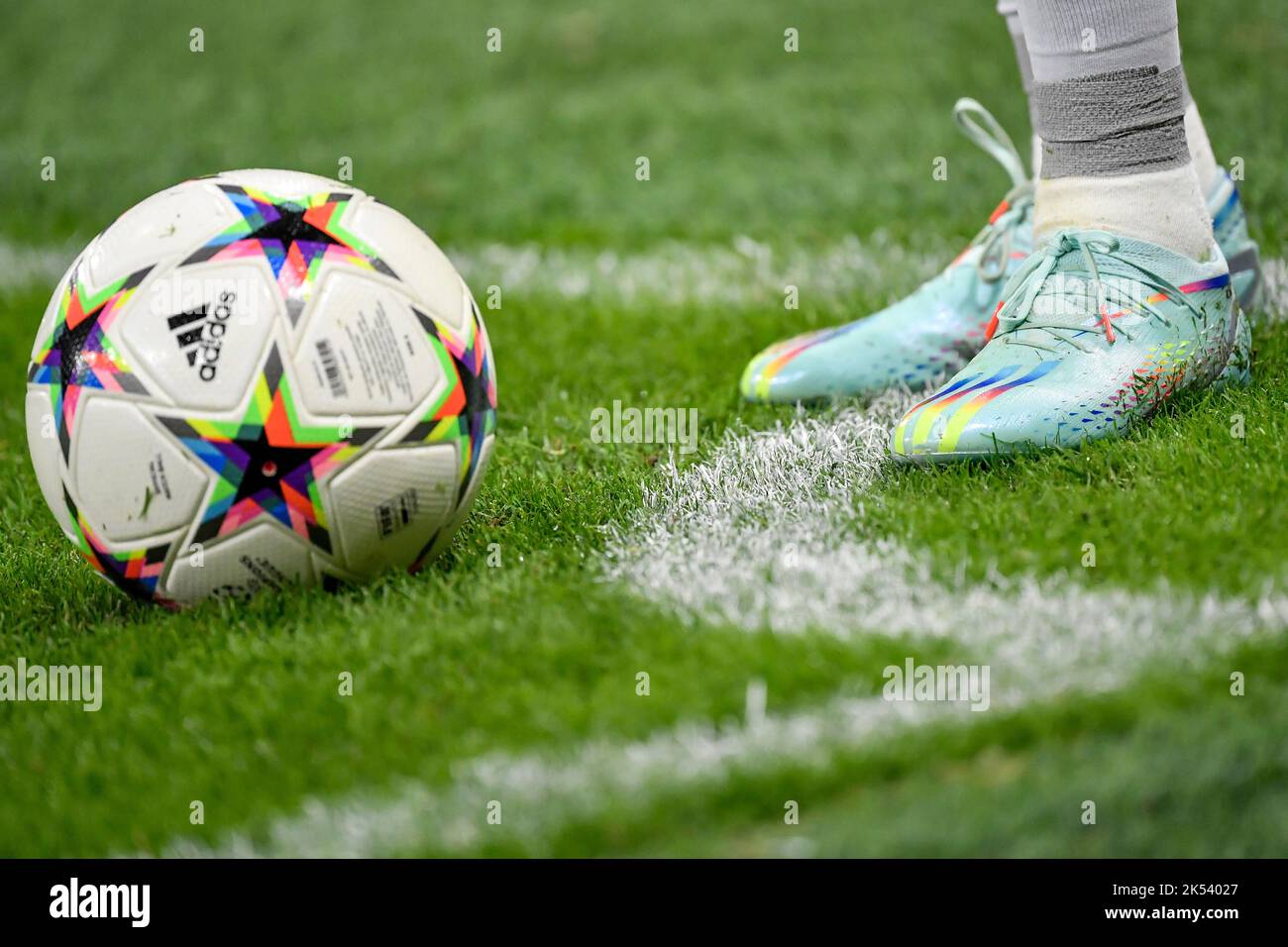 Le scarpe Adidas SpeedPortal e la palla Pro Void sono viste durante la partita di calcio del Champions League Group C tra FC Internazionale e FCB Barcelona AT Foto Stock