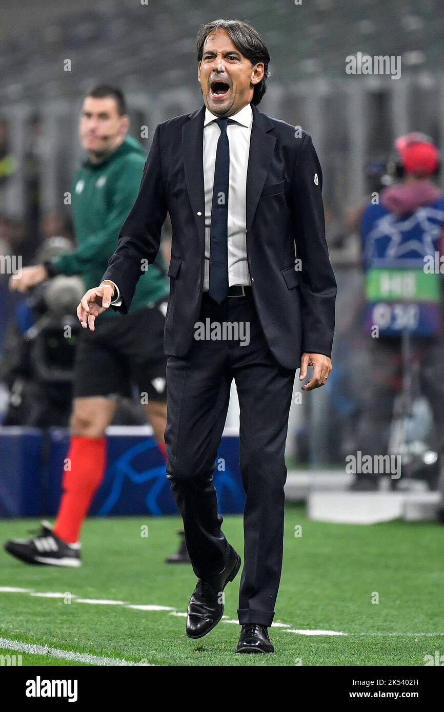 Simone Inzaghi allenatore di testa del FC Internazionale reagisce durante la partita di calcio del Champions League Group C tra FC Internazionale e FCB Barcelona Foto Stock