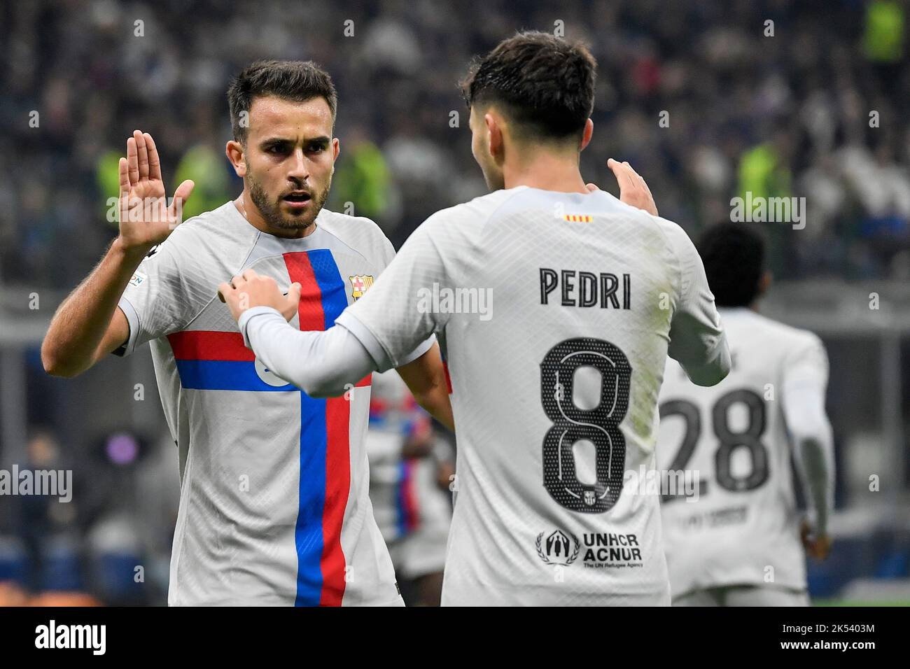Pedro Gonzalez Lopez aka Pedri di Barcellona festeggia con Eric Garcia dopo aver segnato un gol, dominato dal VAR, durante il Champions League Group C fo Foto Stock