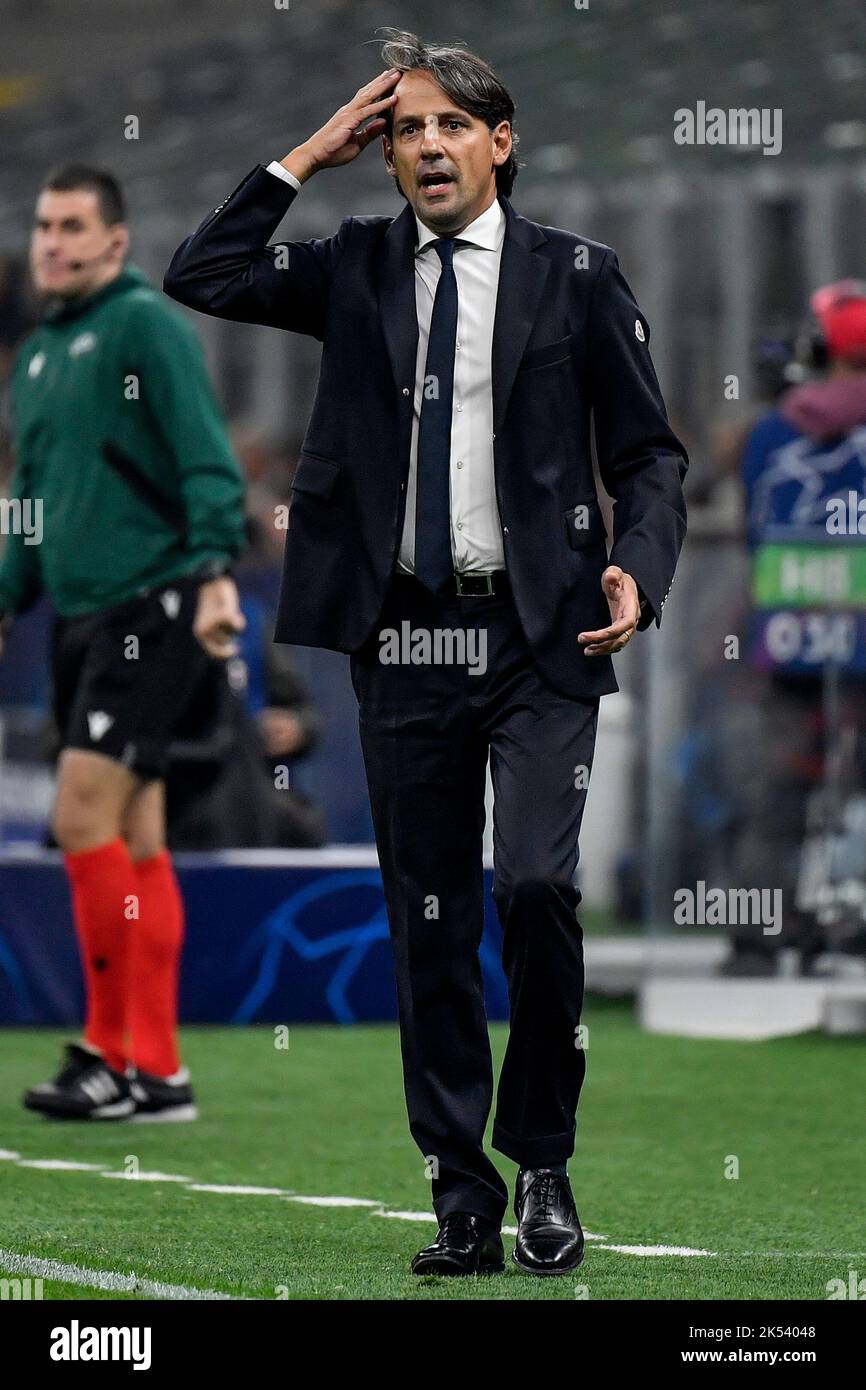 Simone Inzaghi allenatore di testa del FC Internazionale reagisce durante la partita di calcio del Champions League Group C tra FC Internazionale e FCB Barcelona Foto Stock