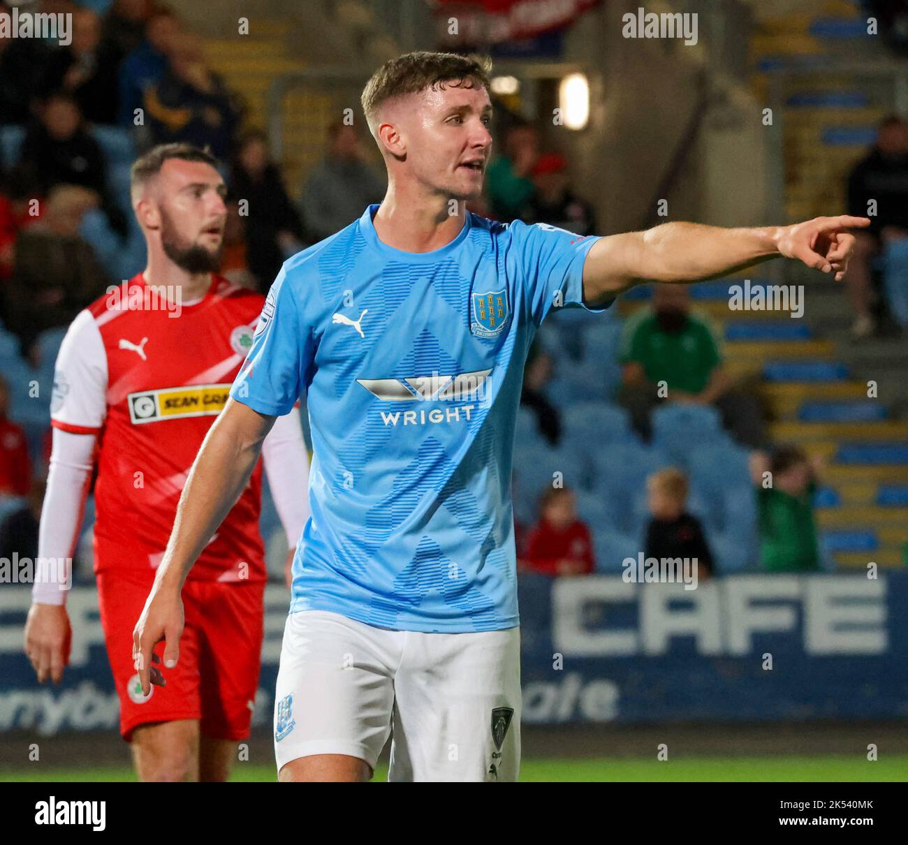 Ballymena Showgrounds, Ballymena, County Antrim, Irlanda del Nord, Regno Unito. 23 ago 2022. Danske Bank Premiership – Ballymena United 1 Cliftonville 2. Ballymena giocatore Unito Jack Henderson (14) in azione durante la partita della Danske Bank Irish League. Foto Stock