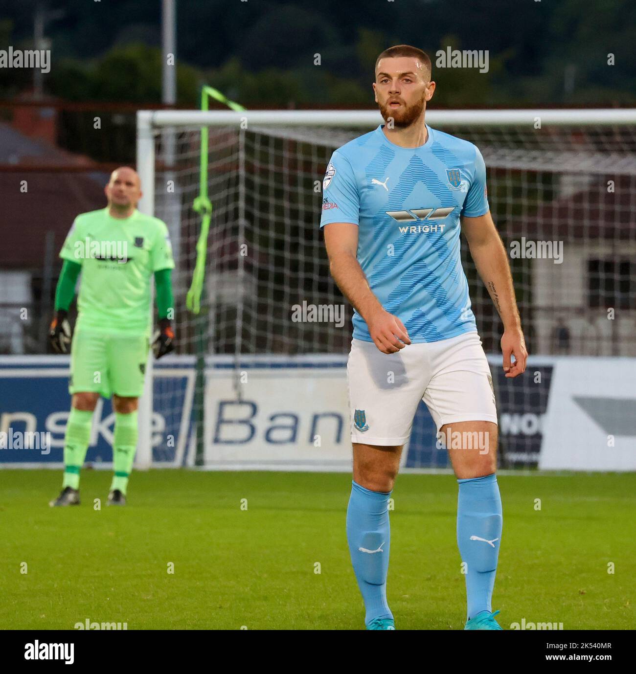 Ballymena Showgrounds, Ballymena, County Antrim, Irlanda del Nord, Regno Unito. 23 ago 2022. Danske Bank Premiership – Ballymena United 1 Cliftonville 2. Ballymena United giocatore Conor Keeley (22) in azione durante la partita della Danske Bank Irish League. Foto Stock