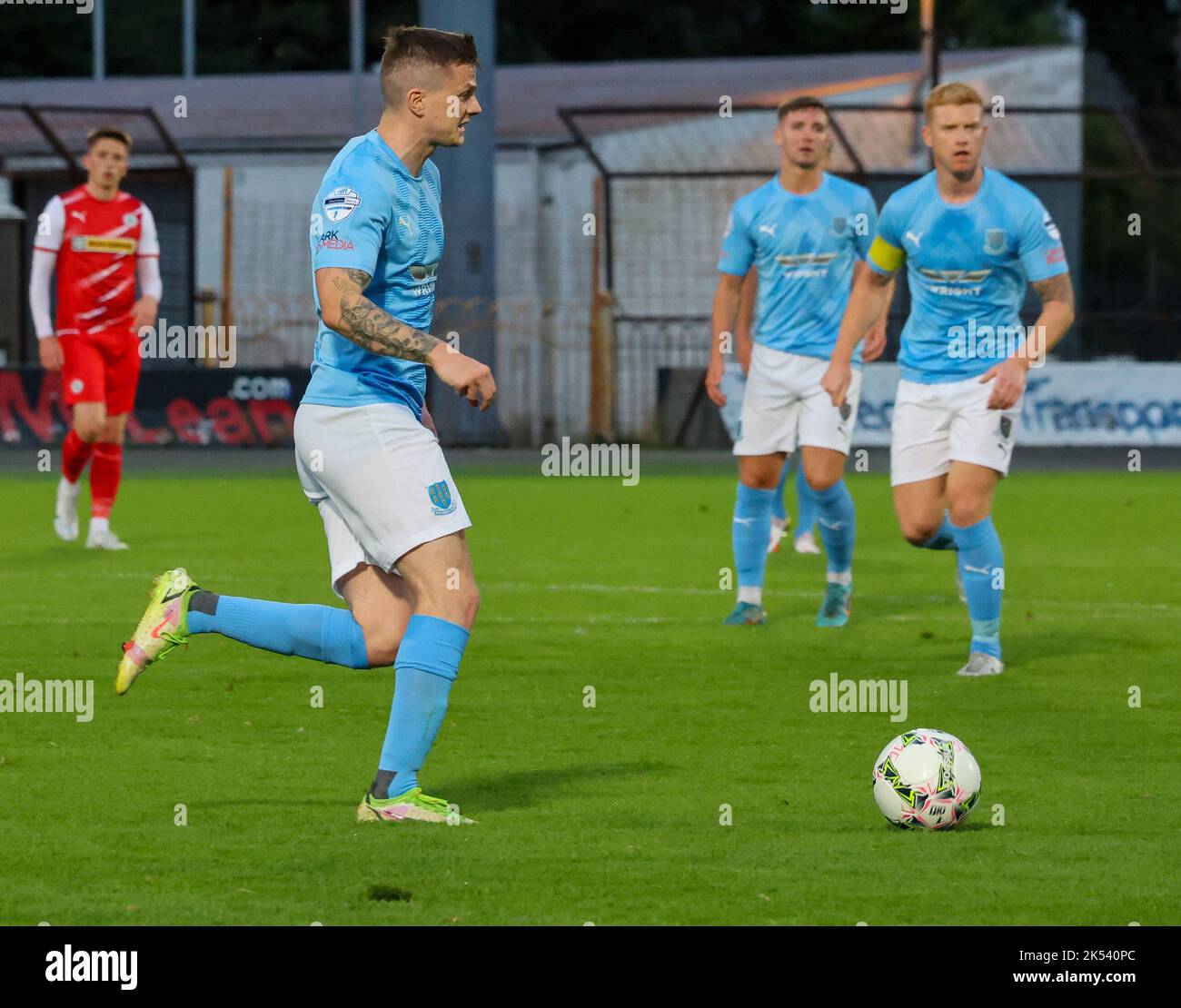 Ballymena Showgrounds, Ballymena, County Antrim, Irlanda del Nord, Regno Unito. 23 ago 2022. Danske Bank Premiership – Ballymena United 1 Cliftonville 2. Ballymena giocatore Unito Paul McElroy (9) in azione durante il gioco della Danske Bank Irish League. Foto Stock