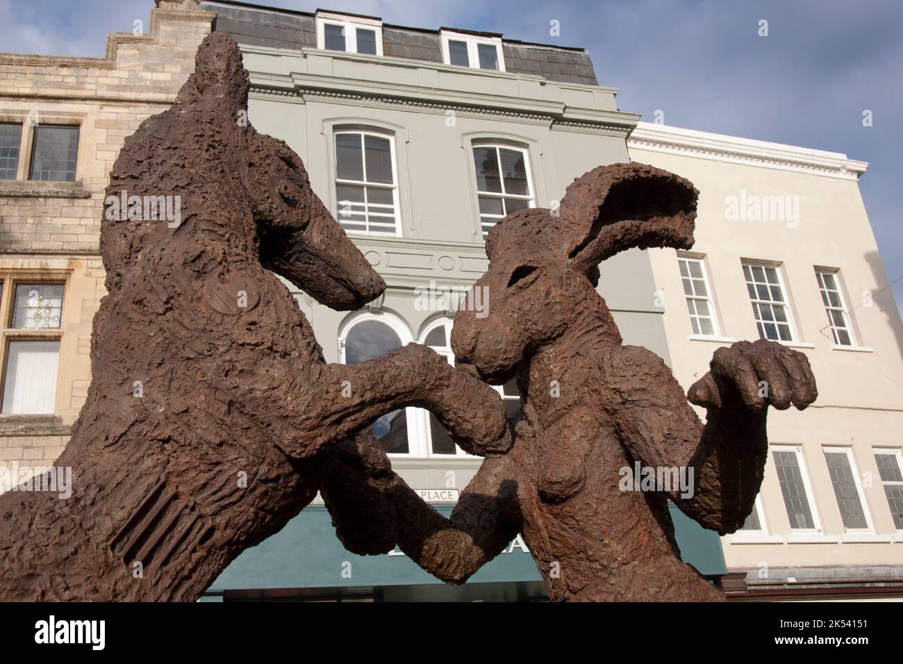 Scultura di Lepre e Cavallo di Sophie Ryder a Cirencester, Cotswolds, Gloucestershire, Inghilterra Foto Stock