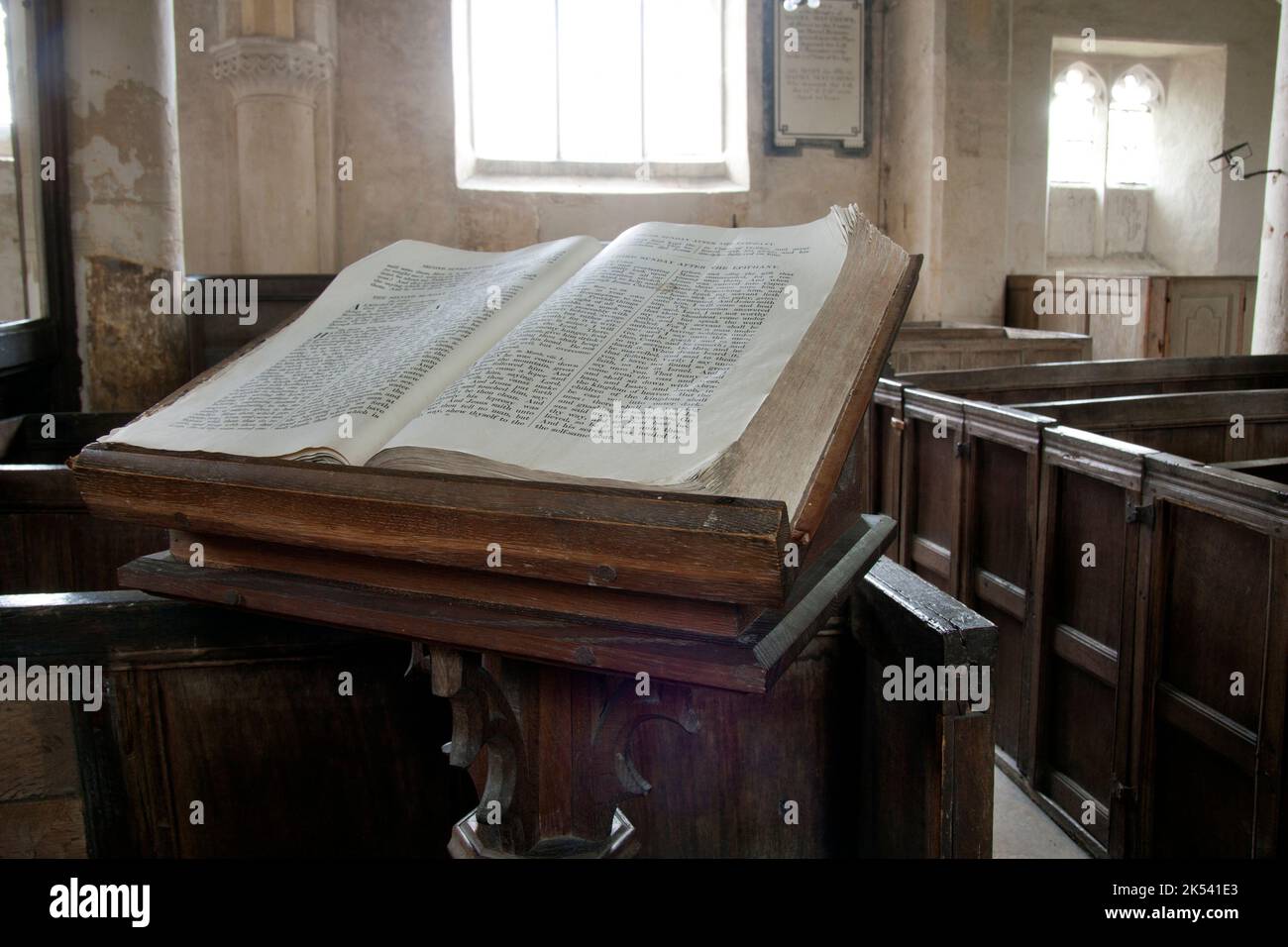 L'antica bibbia nella chiesa medievale di San Giovanni Battista Inglesham, n. Swindon, Wiltshire, Inghilterra, di origine anglosassone Foto Stock